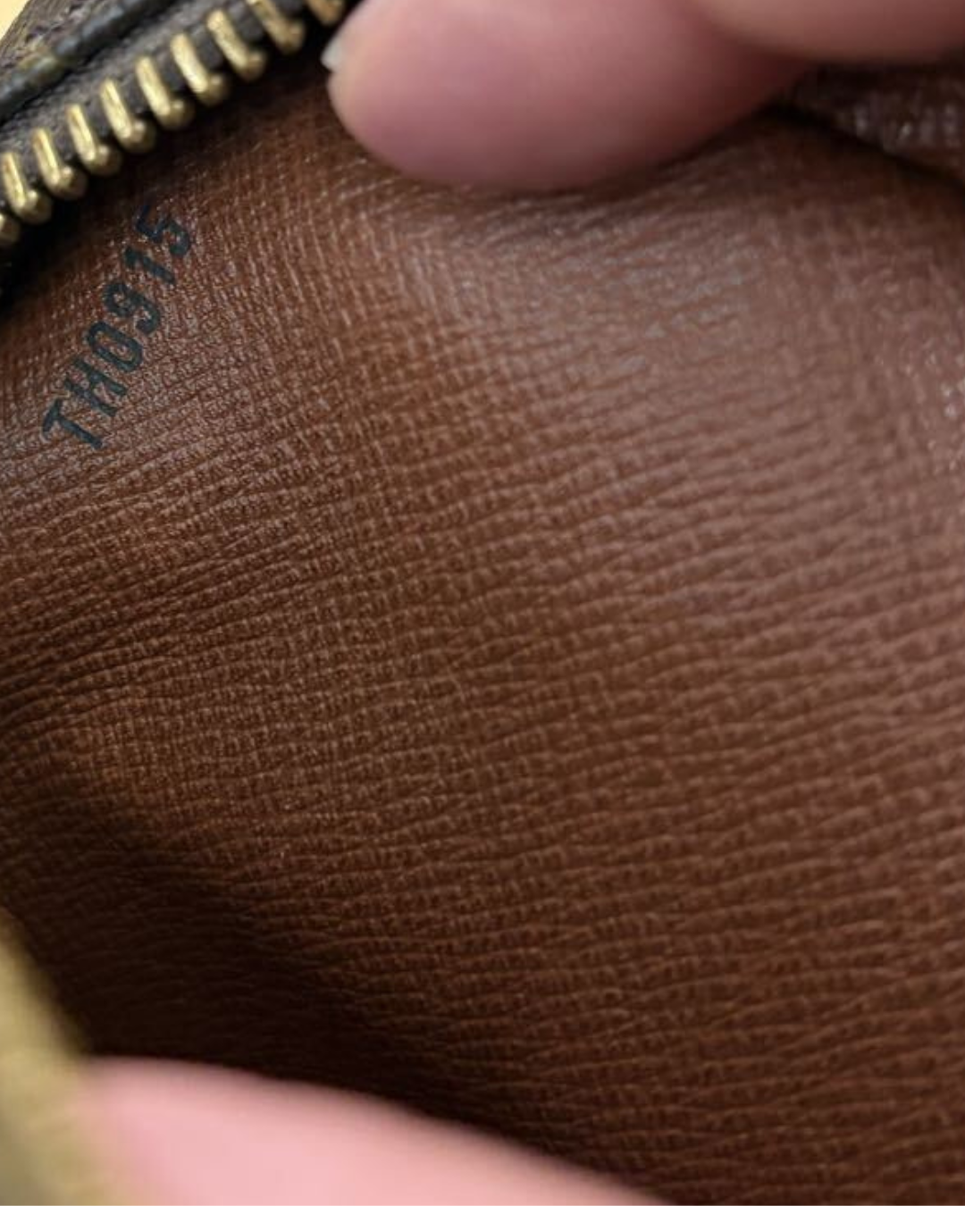 Louis VUitton Amazone Close-up af datokoden "TH0915", der daterer tasken til januar 1995