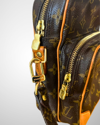 Louis Vuitton Amazone Close-up af hardware og graveret "Louis Vuitton" lynlåstræk