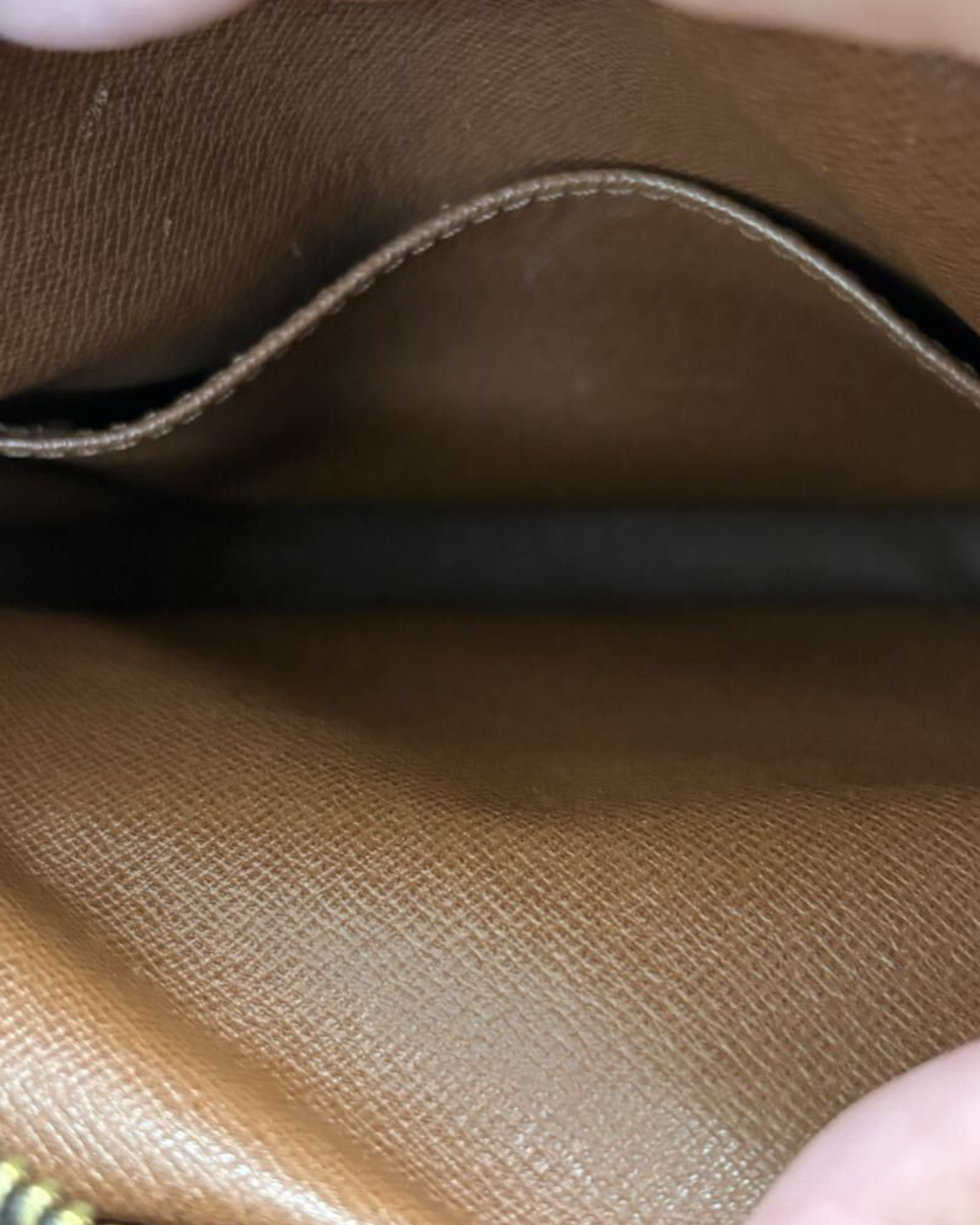 Close-up af indvendig lomme og syninger i Louis Vuitton Amazone