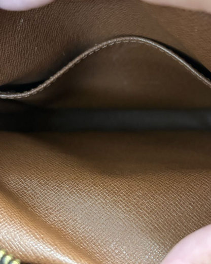 Close-up af indvendig lomme og syninger i Louis Vuitton Amazone