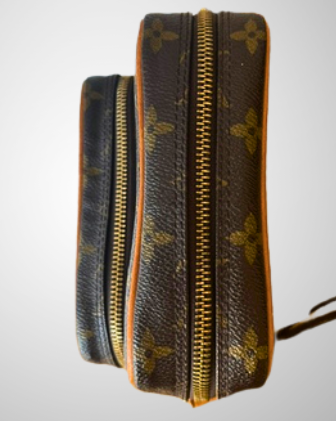 Louis Vuitton Amazone set ovenfra med de to lynlåsrum synlige