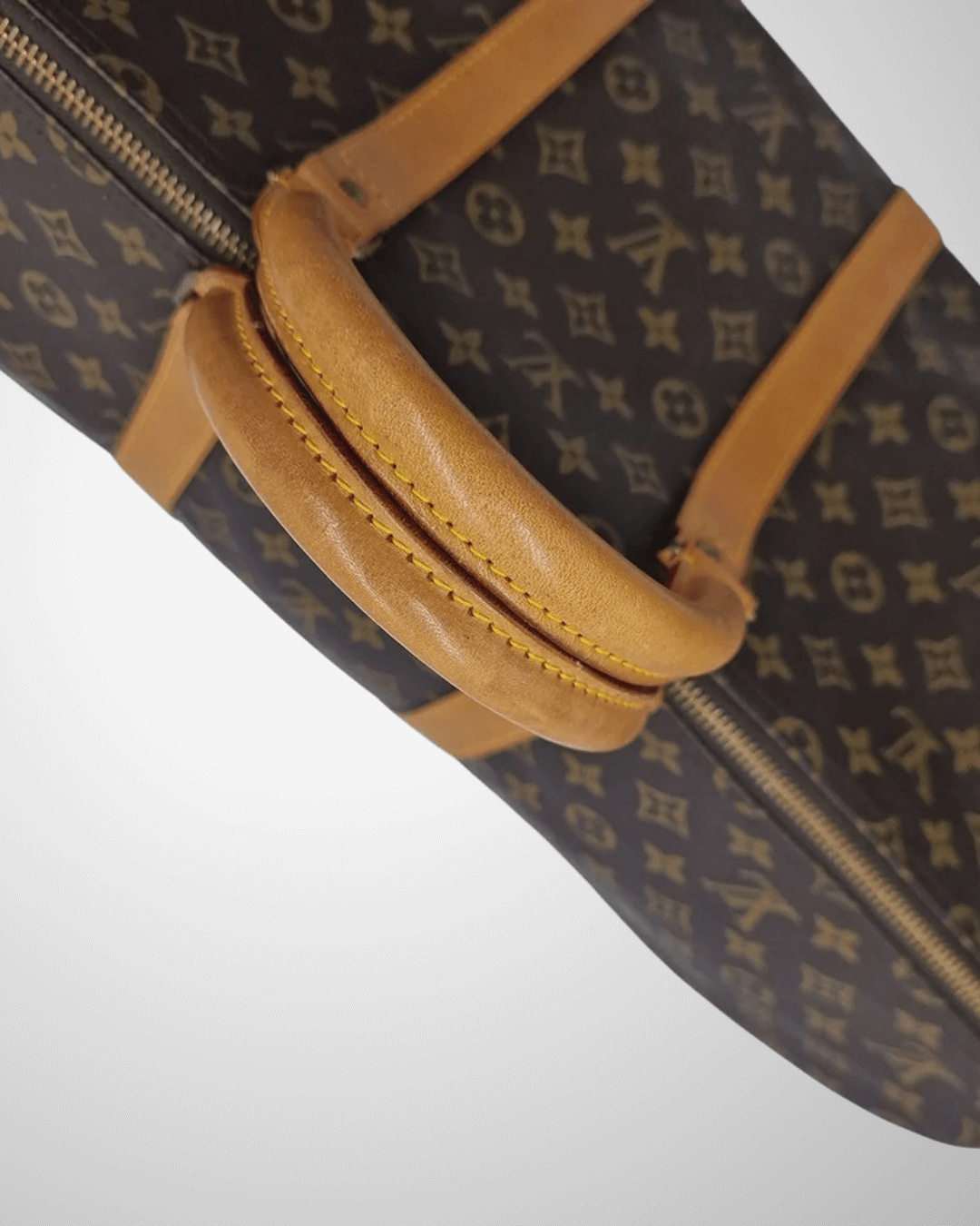 Close-up af monogram canvas på Louis Vuitton Keepall 55