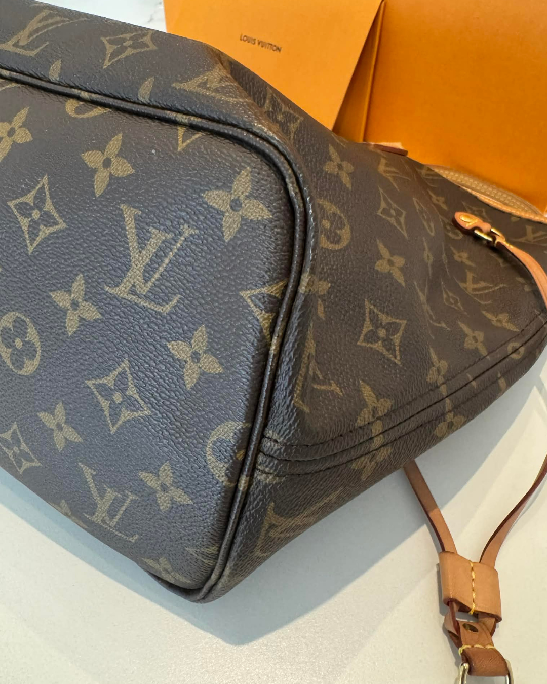 Side Close-up af bunden og monogram canvas på Louis Vuitton Neverfull MM