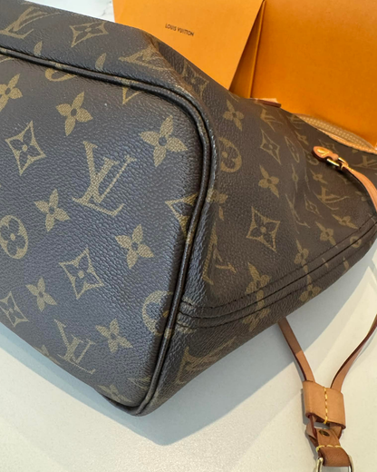 Side Close-up af bunden og monogram canvas på Louis Vuitton Neverfull MM