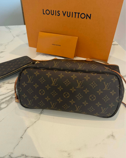 Close-up af monogram canvas  bunden på Louis Vuitton Neverfull MM