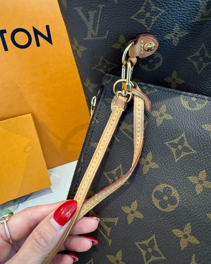Close-up af vachetta detalje og monogram canvas på Louis Vuitton Neverfull MM