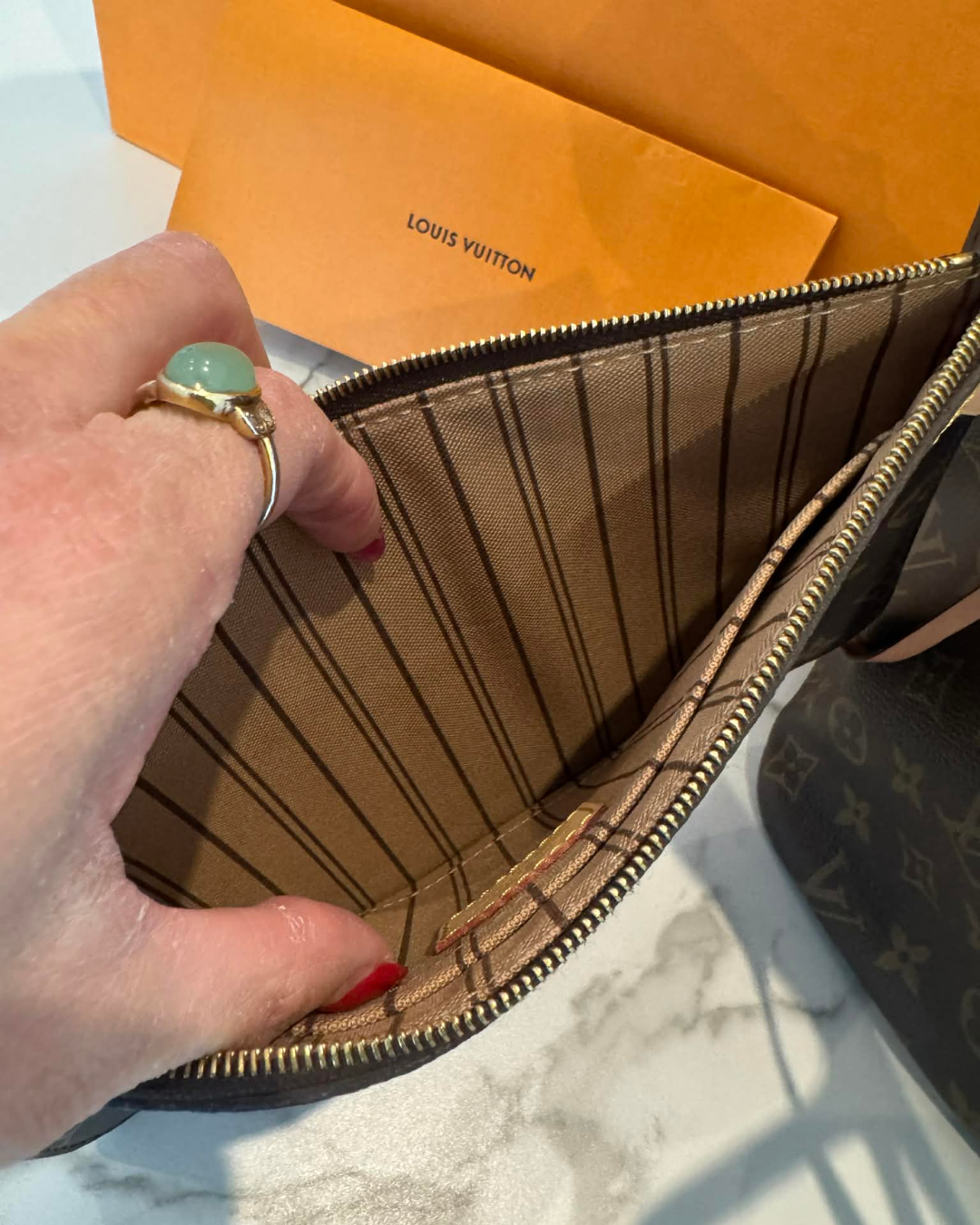 Louis Vuitton Neverfull MM interiør med stribede detaljer og vintage look