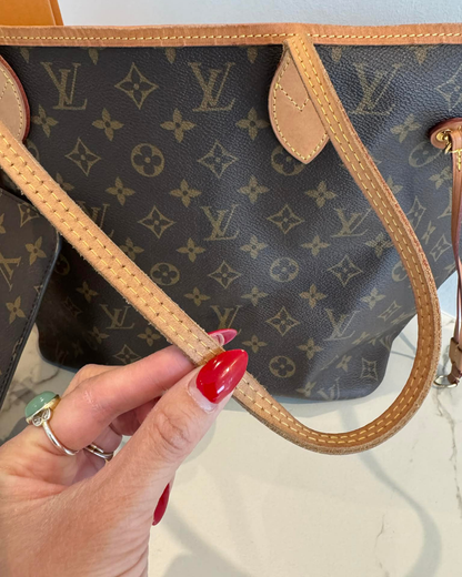 Louis Vuitton Neverfull MM Monogram Canvas bag with handle and stylish nails.