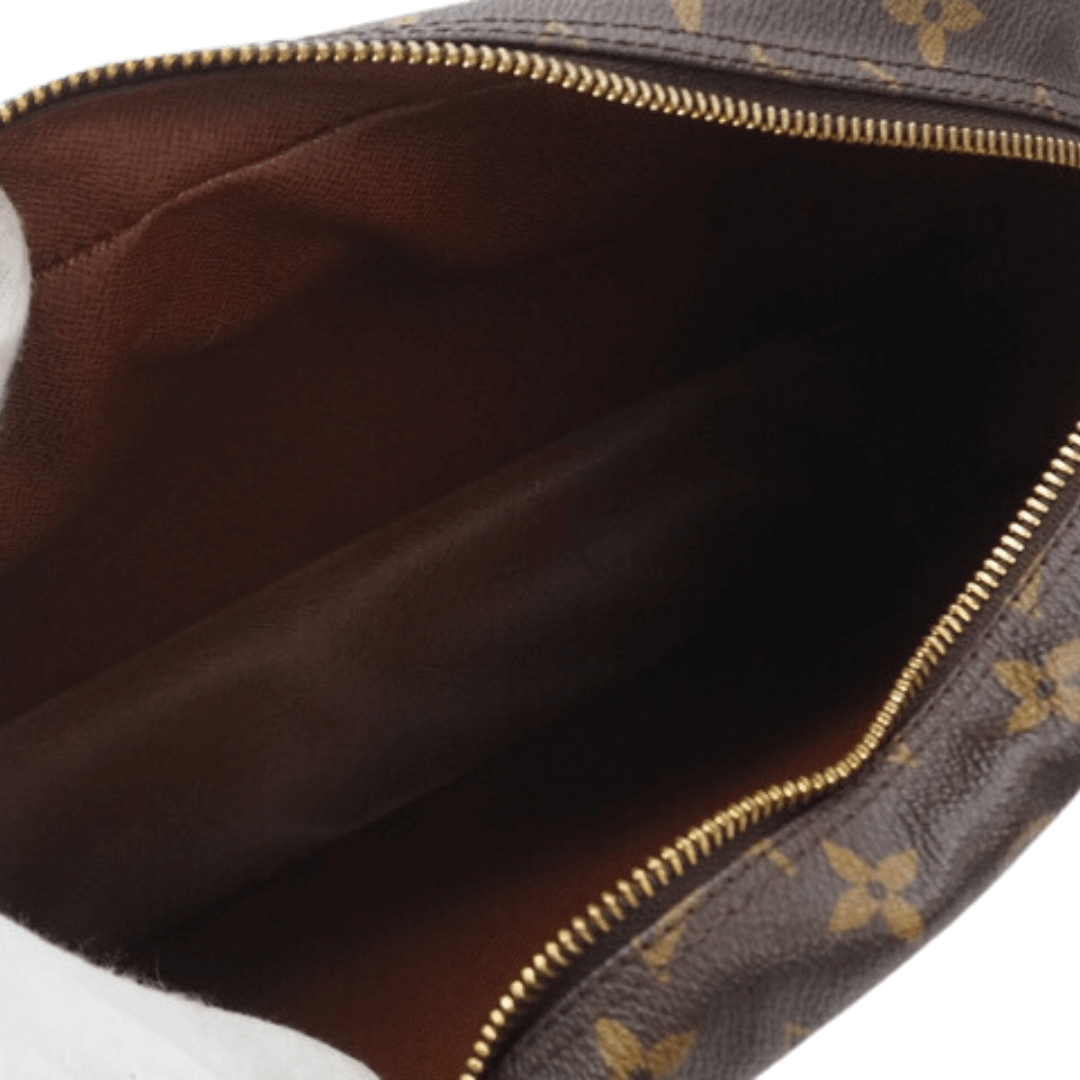 Indvendigt rum med lynlås på Louis Vuitton Nile PM