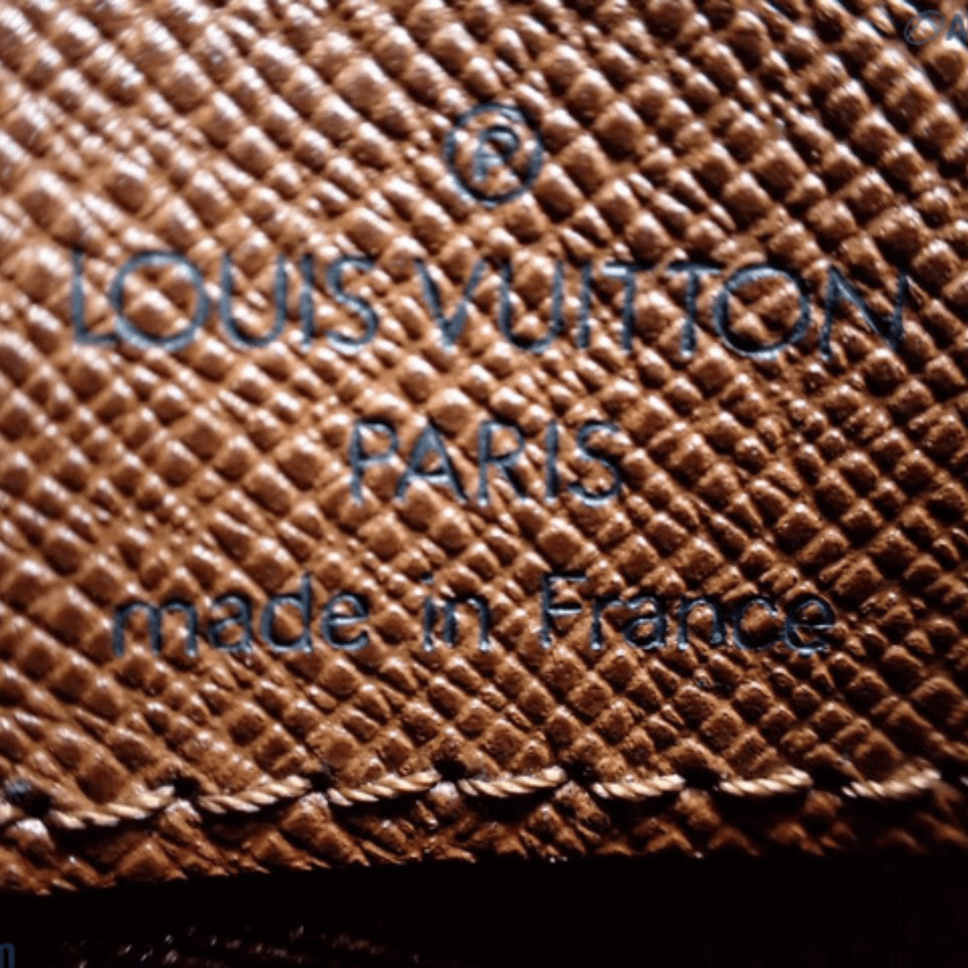 "Made in France" og logo-stempel på Louis Vuitton Nile PM