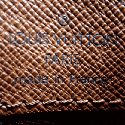 "Made in France" og logo-stempel på Louis Vuitton Nile PM