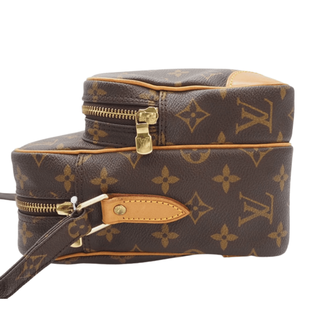 Højre side af Louis Vuitton Nile PM med lynlås og messing hardware