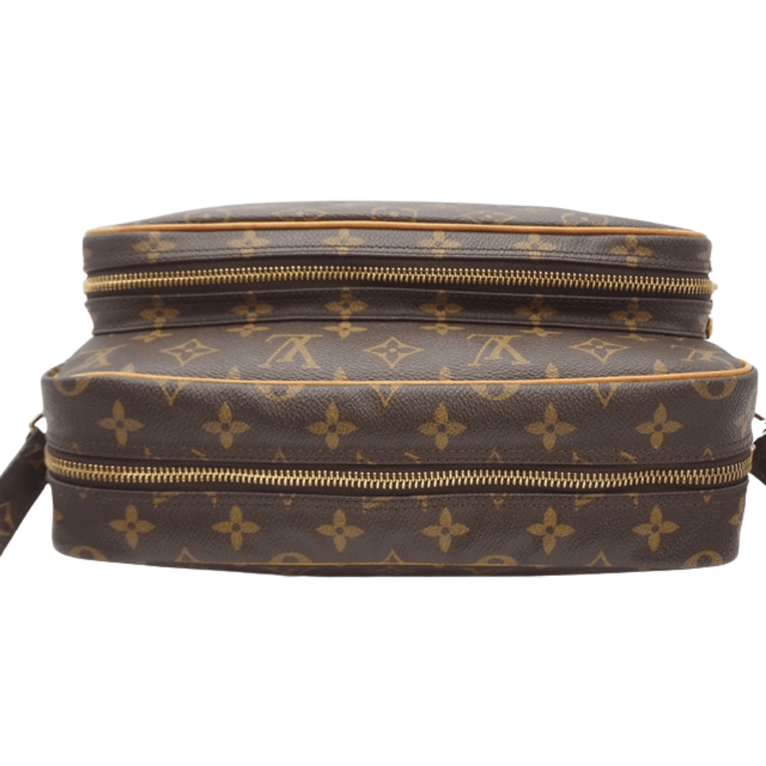 Louis Vuitton Nile PM set liggende fra oven i monogram canvas
