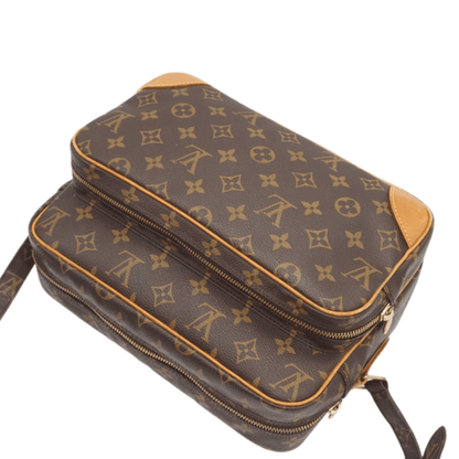 Louis Vuitton Nile PM sideprofil med dobbelt lynlåsrum og skulderrem set ovenfra