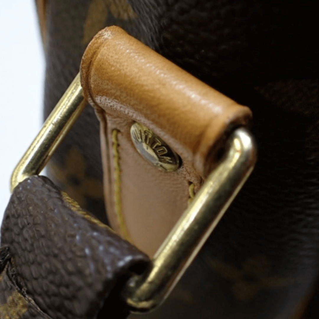 Nærbillede af messing spænde og læder strop på Louis Vuitton Nile PM