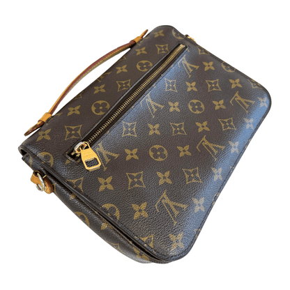 Louis Vuitton Pochette Métis monogram skrå bagvinkel – preloved luksustaske til hverdag