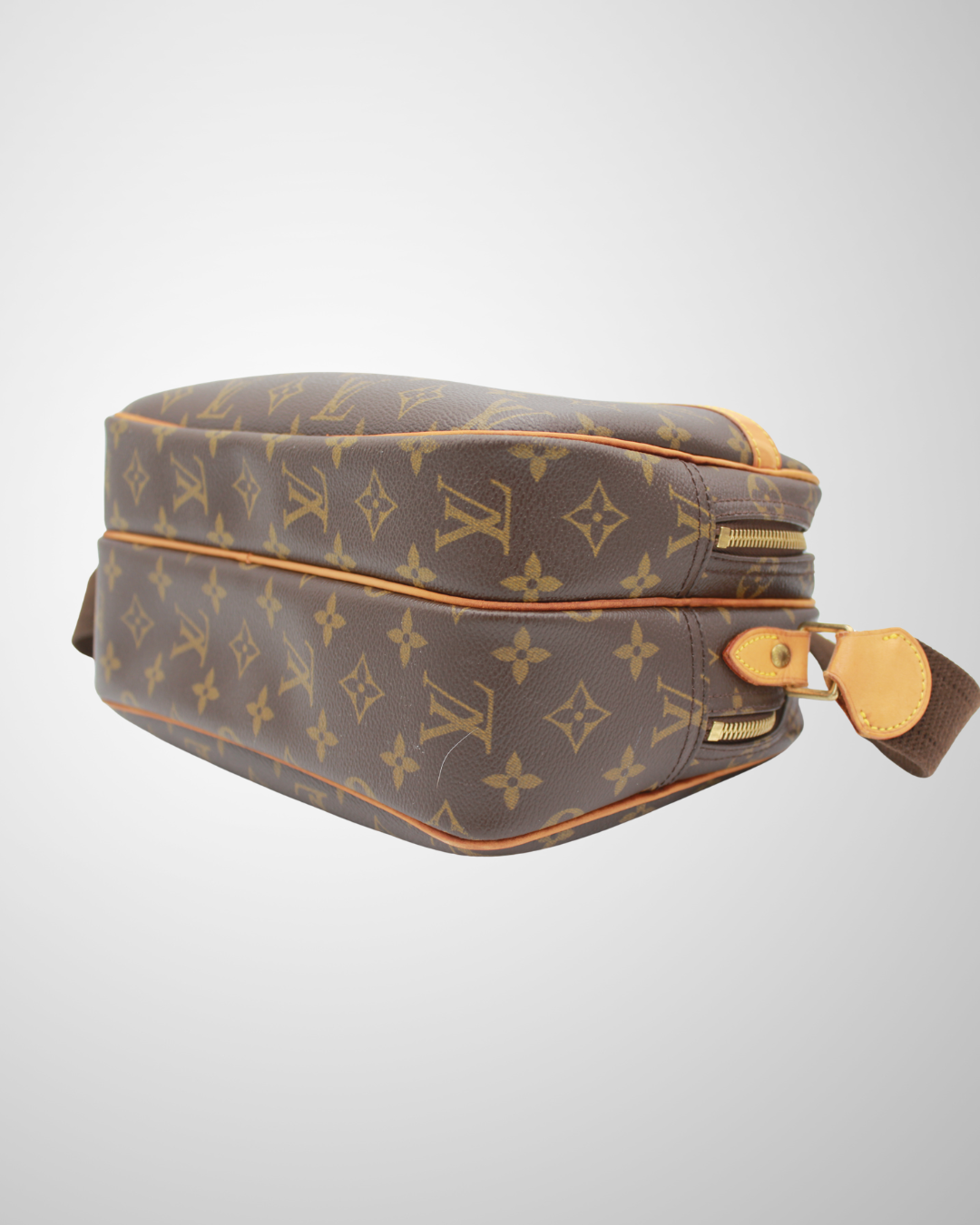 Louis Vuitton Reporter PM Monogram canvas hjørner og bund detalje