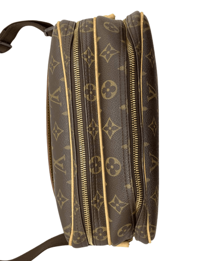 Louis Vuitton Reporter PM Monogram Canvas set fra siden, med synlig dobbel lynlås og ikonisk monogramdesign.