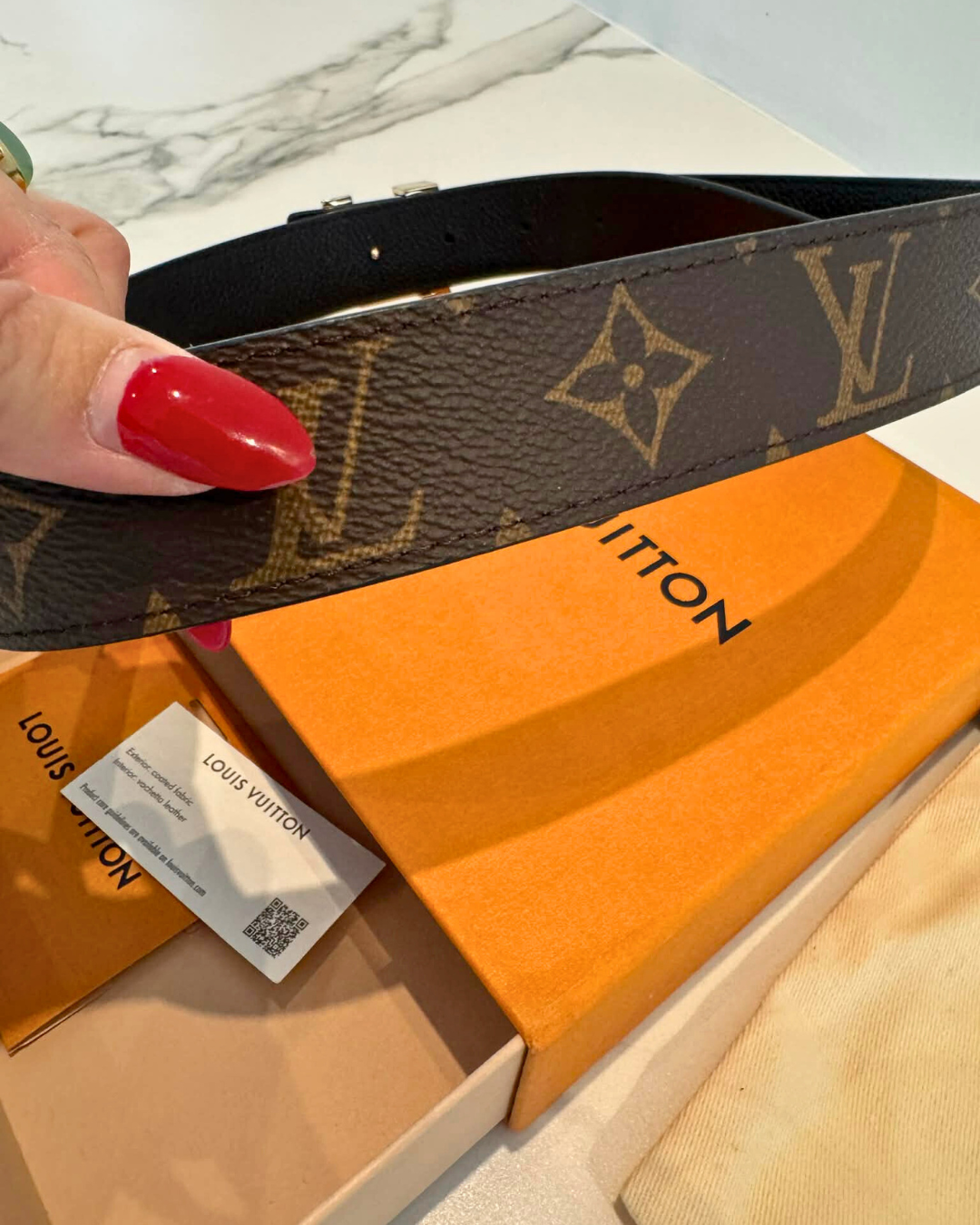 Sort læderside på Louis Vuitton reversible belt