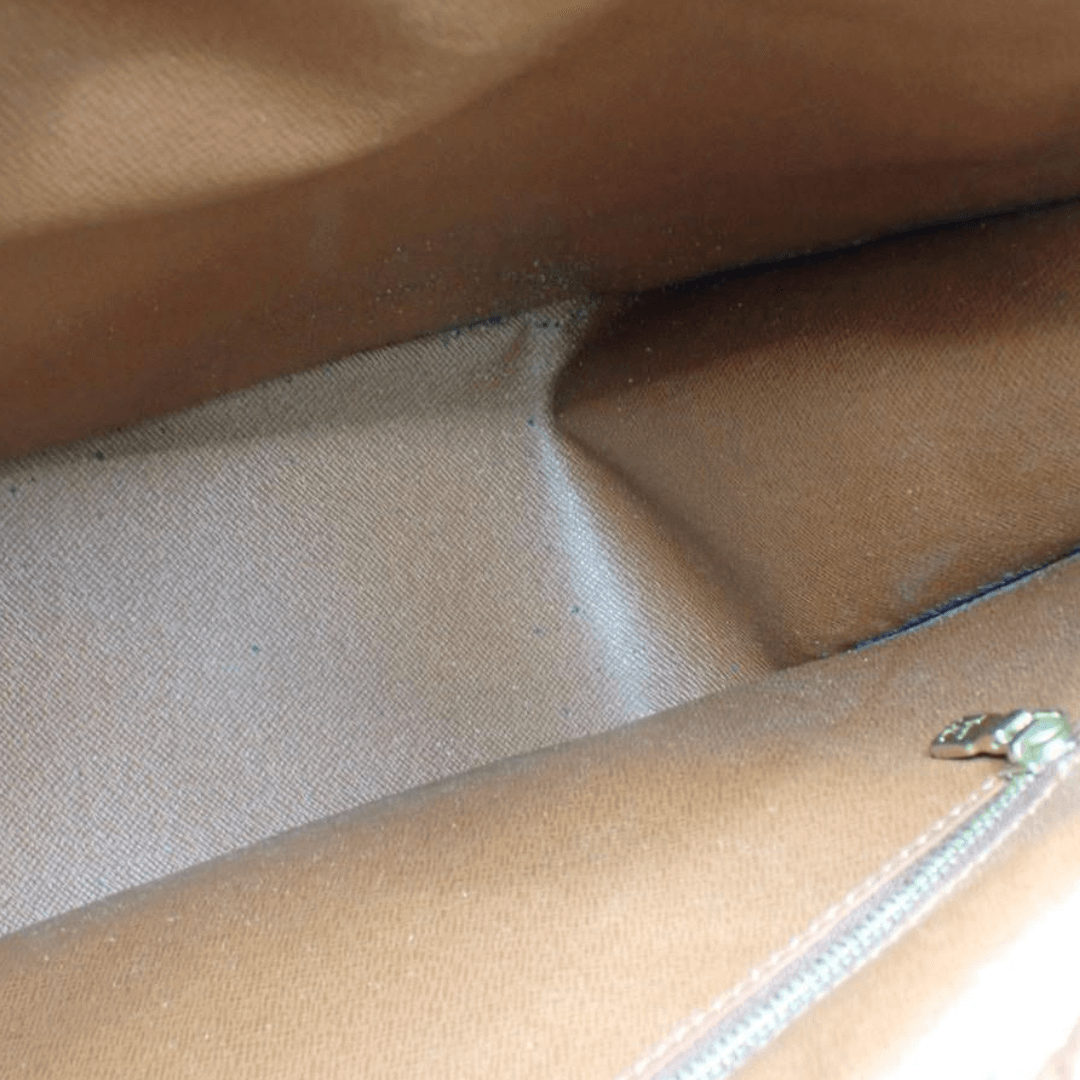 Indvendig sidelomme i Louis Vuitton Boulogne – renset stand