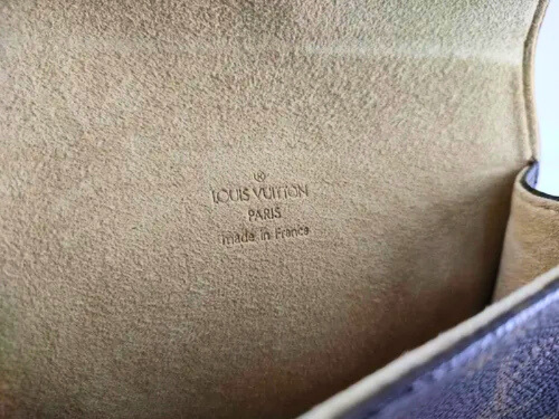 Louis Vuitton Pochette Florentine monogram – interiør "made in" varmestempel