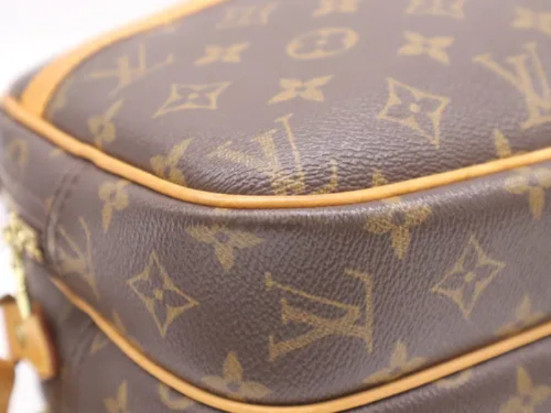 Louis Vuitton Reporter PM monogram 2005 – bund og højre hjørne