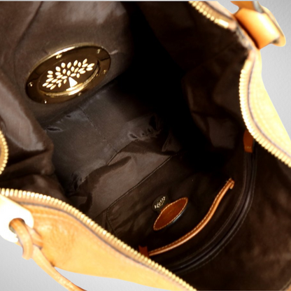 Rummelig indvendig del af Mulberry Daria Hobo taske i brun tekstilforing