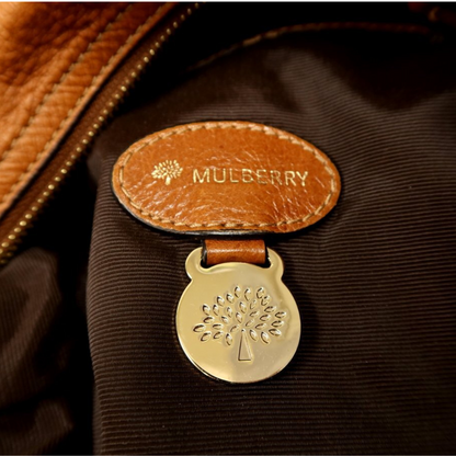Nærbillede af Mulberry logo og træmedaljon indvendigt i Daria Hobo