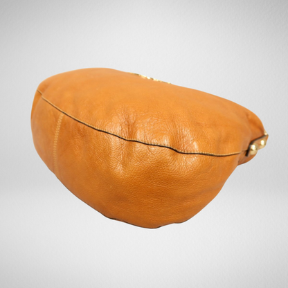 Side- og bunddetaljer af Mulberry Daria Hobo i kamelfarvet læder