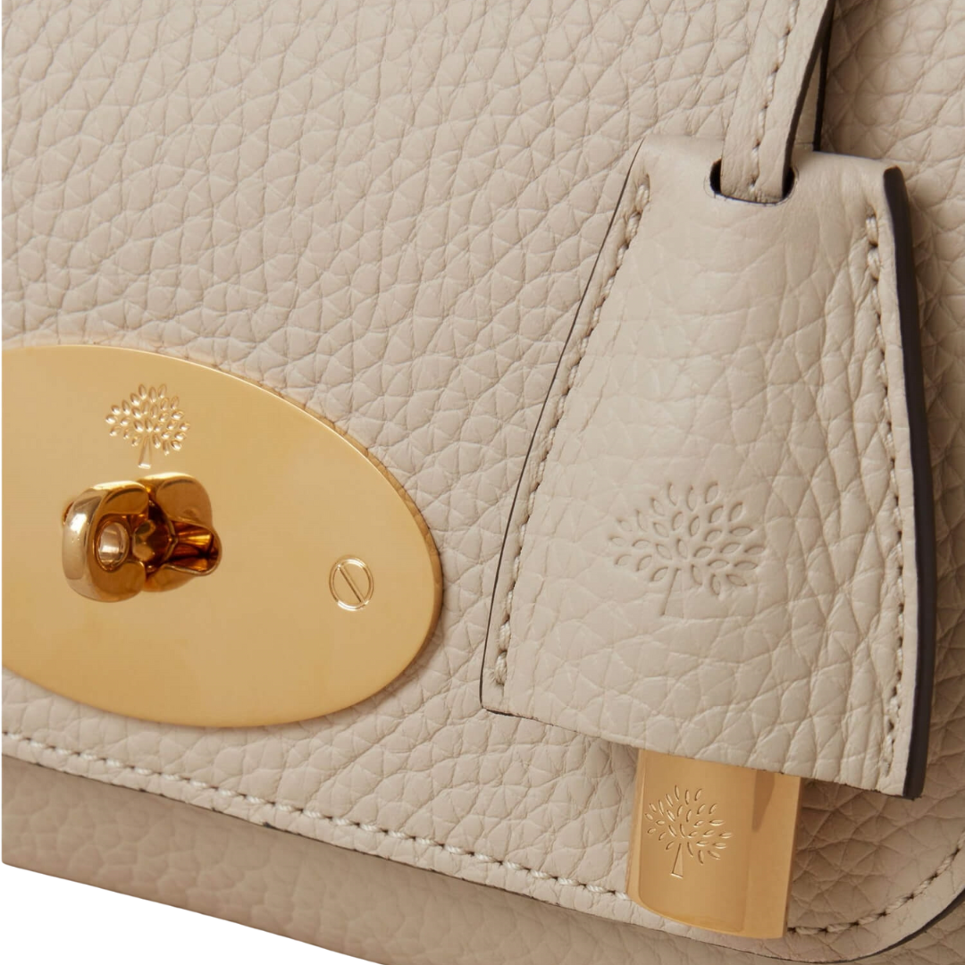 Nærbillede af Postman’s Lock og Mulberry-logo på Lily Chalk Heavy Grain