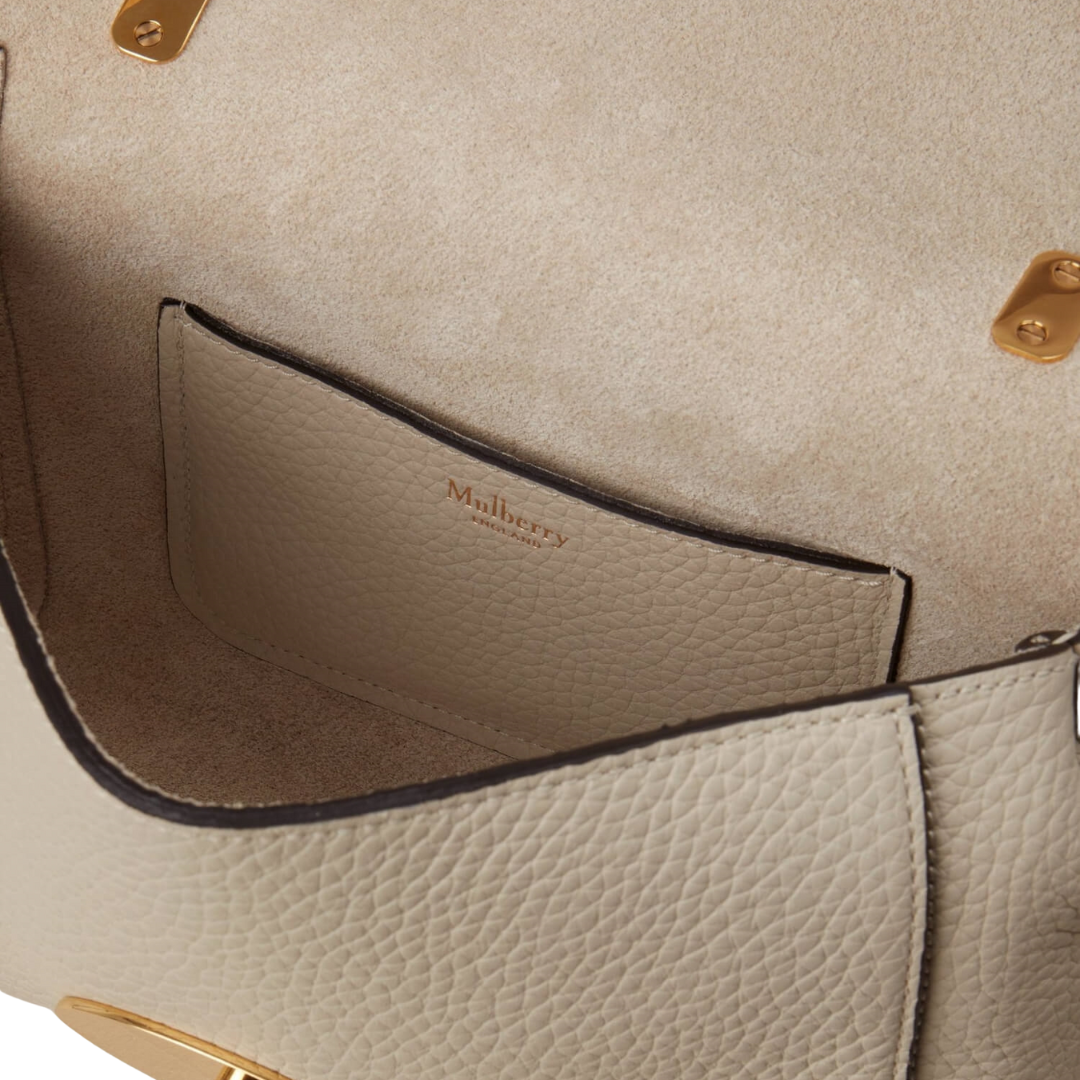 Detalje af indvendig lomme med Mulberry-logo på Lily Chalk Heavy Grain