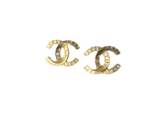 Petite Chanel Øreringe i guld med rhinsten, mål 1,4 cm x 1,2 cm, inkl. originalæske og ægthedsgaranti.