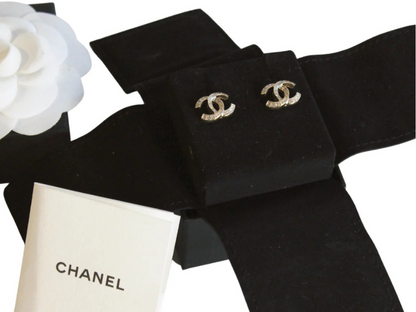 Petite Chanel øreringe i original emballage med blomst og certifikat fra Reluxe.dk