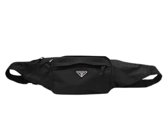 Prada bæltetaske sort nylon – set forfra med triangel-logo
