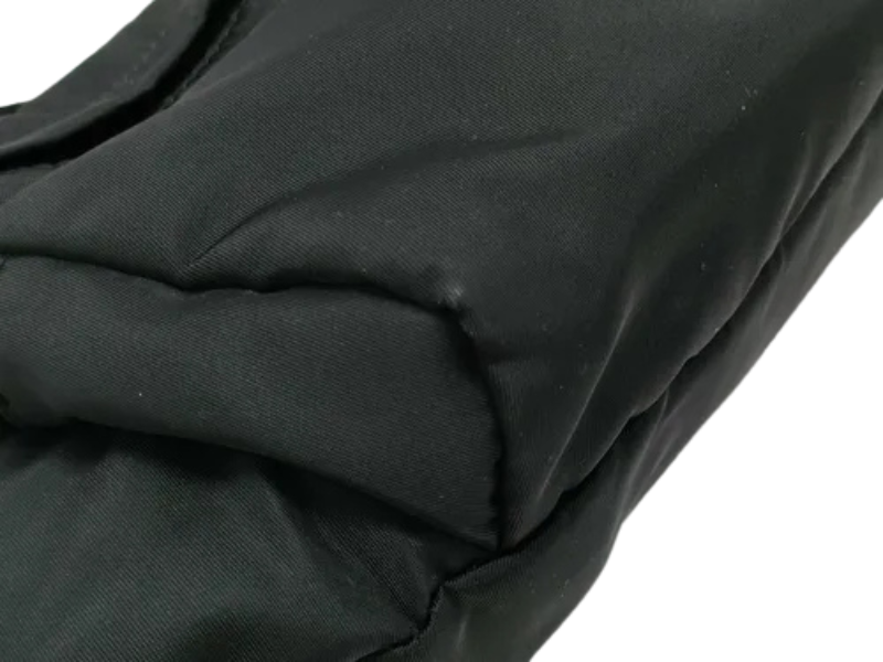 Prada bæltetaske sort nylon – hjørne og struktur