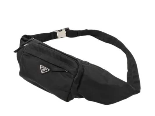 Prada bæltetaske sort nylon – closeup af triangel-plade
