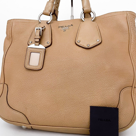 Prada beige læder tote taske med sølvhardware – frontvisning i naturligt lys
