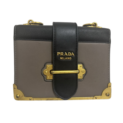 Prada Cahier crossbody taske i sort og gråt læder med guldhardware – front view.