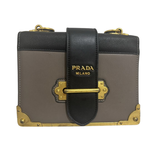 Prada Cahier crossbody taske i sort og gråt læder med guldhardware – front view.