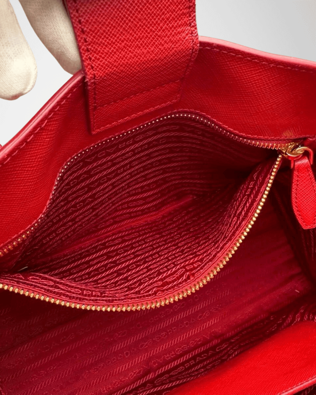 Prada Milano logo i guld på rød saffiano taske indvendig lomme