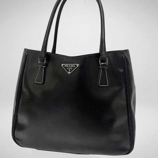 Sort Prada tote taske i laklæder set forfra med ikonisk trekant-logo