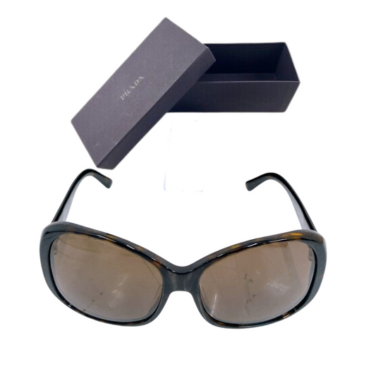 Prada SPR03M solbriller front i havanna-acetat med originalt etui – preloved luksus eyewear hos Reluxe.dk