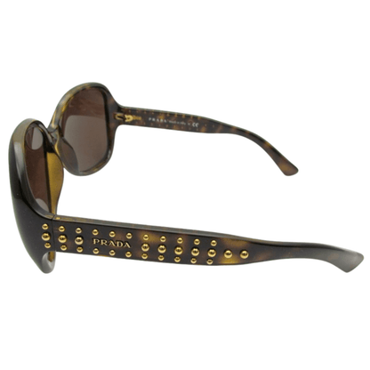 Prada solbriller SPR04M set fra siden med synlig "PRADA Made in Italy CE"-prægning