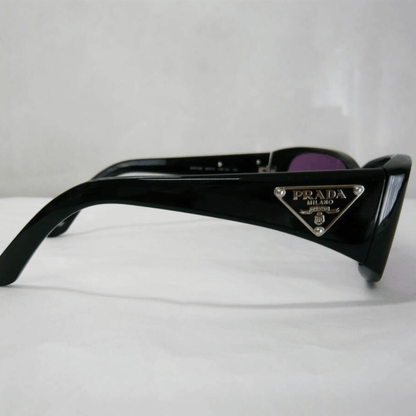 Prada SPR13M 1AB-1A1 sidesyn – sorte solbriller med logo og lilla glas