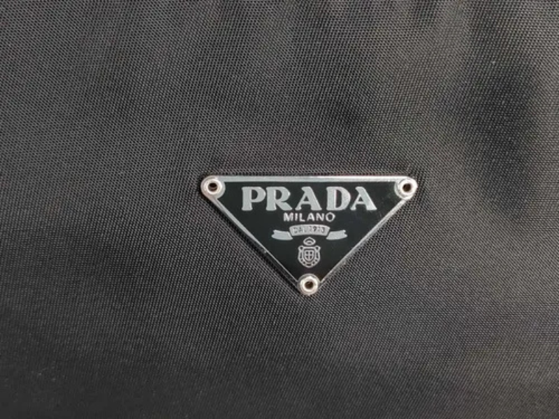 Prada Tessuto Sport nylontaske sort – triangel-plade closeup