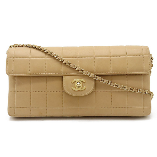 Preloved Chanel Chocolate Bar taske i beige lammeskind med guld kæde – front view