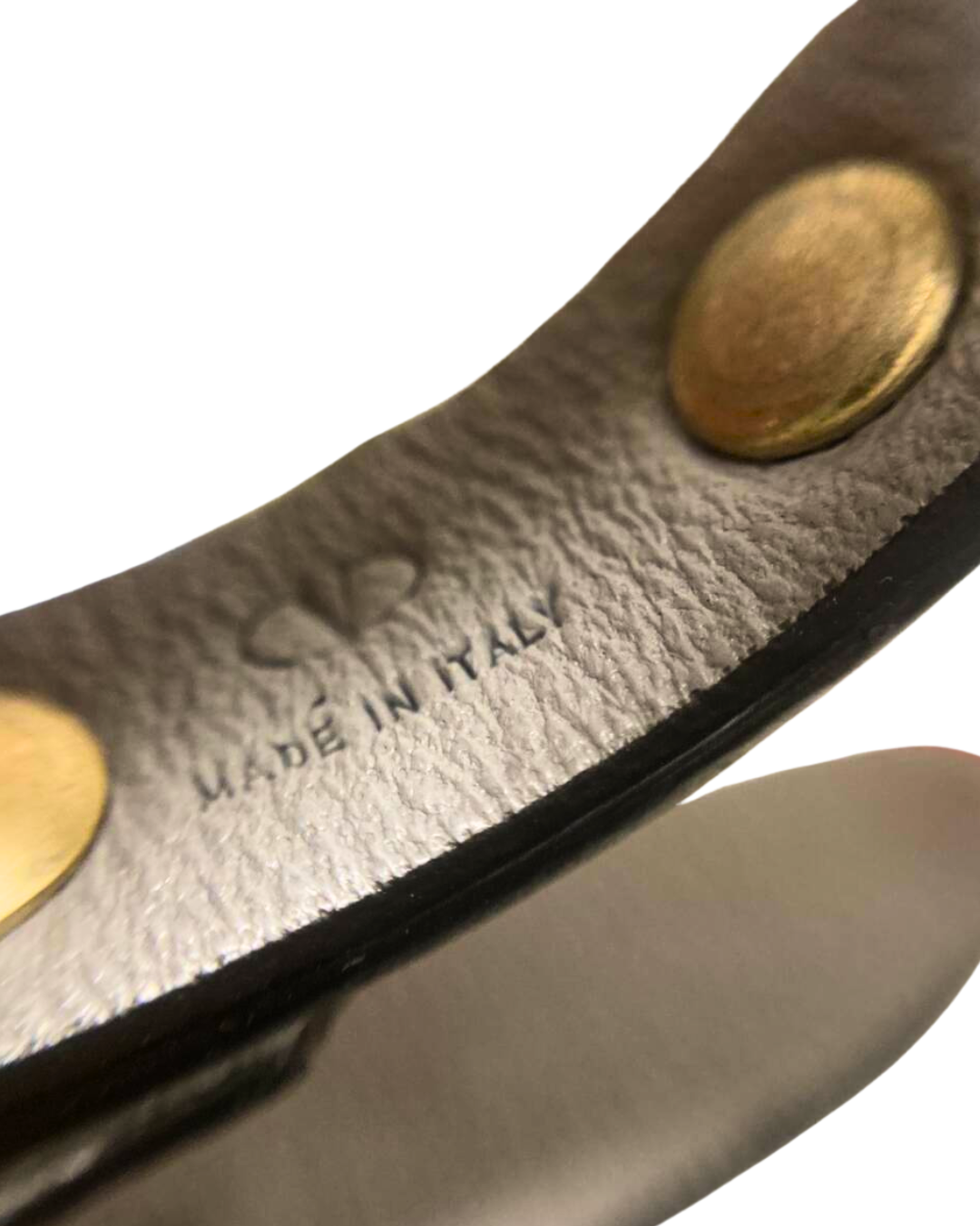 Valentino Garavani Rockstud armbånd med gråt læder og guldtonede detaljer, lavet i Italien.